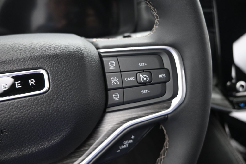Used 2024 Jeep Wagoneer L Series II AWD/4WD image 38