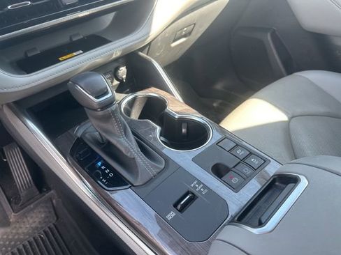 Used 2024 Toyota Highlander Platinum FWD image 25