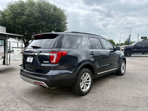 Used 2017 Ford Explorer XLT FWD image 3