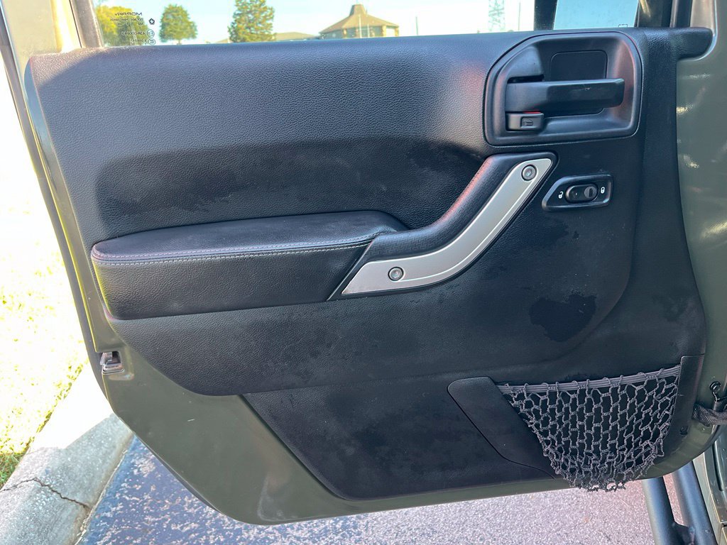 Used 2015 Jeep Wrangler Unlimited Rubicon AWD/4WD image 17