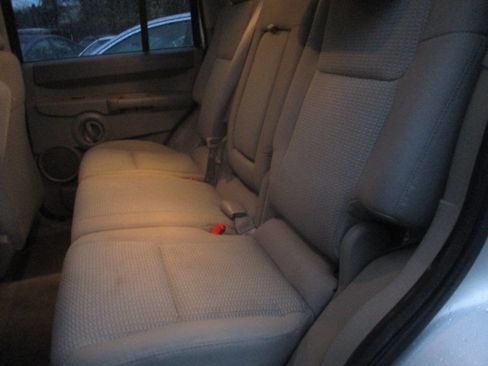 Used 2008 Jeep Commander Sport image 7