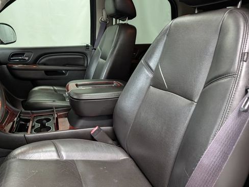 Used 2013 Cadillac Escalade Luxury AWD/4WD image 9