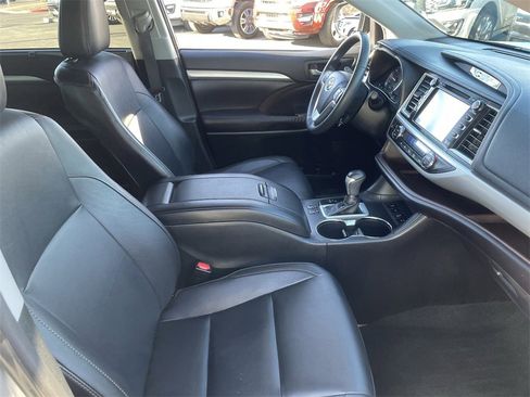 Used 2015 Toyota Highlander XLE image 12