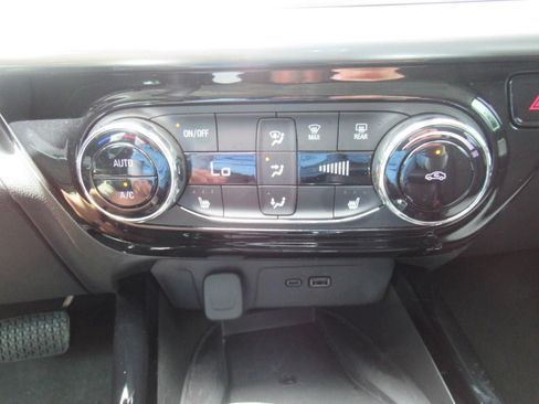 Used 2025 Chevrolet Trax LT w/ Sunroof Package FWD image 29