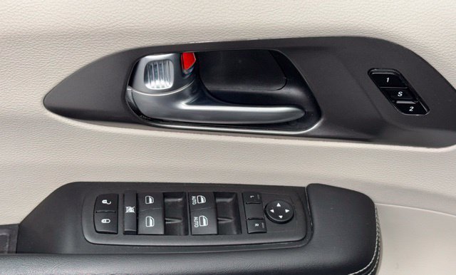 Used 2024 Chrysler Pacifica Touring-L FWD image 19