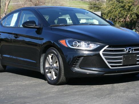 Used 2017 Hyundai Elantra SE image 2