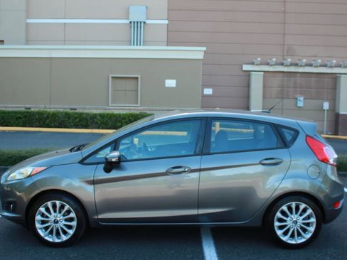 Used 2014 Ford Fiesta SE w/ Equipment Group 201A FWD image 4