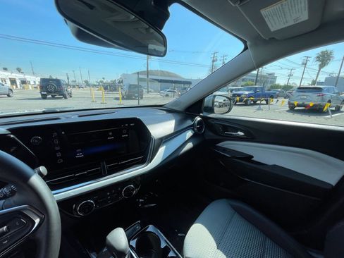 Used 2025 Chevrolet Trax LT w/ LT Convenience Package image 36