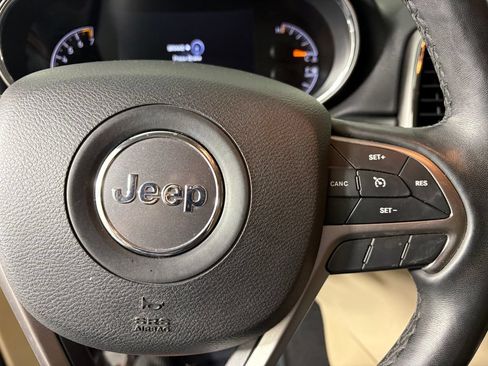 Used 2019 Jeep Grand Cherokee Laredo AWD/4WD image 23