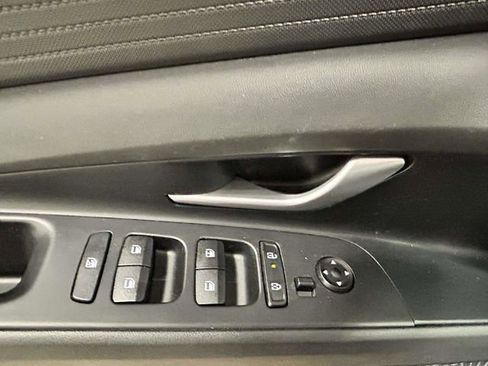 Certified 2025 Hyundai Elantra SE FWD image 14