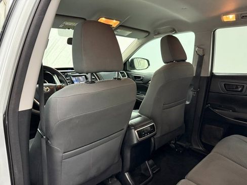 Used 2015 Toyota Highlander LE image 29