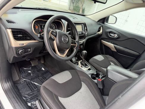 Used 2018 Jeep Cherokee Latitude image 2