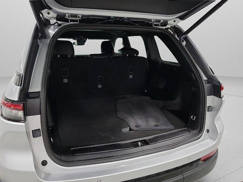 Used 2024 Jeep Grand Cherokee Altitude image 7