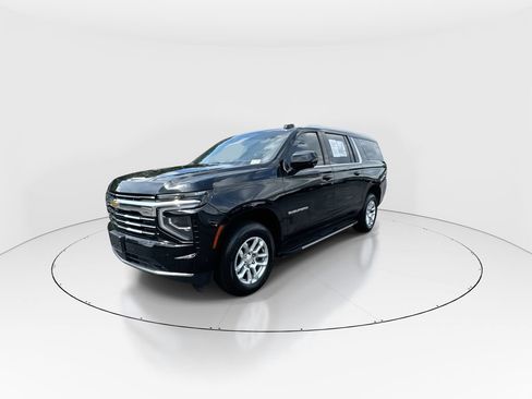 Used 2025 Chevrolet Suburban LT w/ Comfort Package RWD image 4