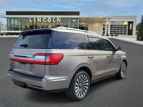 Used 2019 Lincoln Navigator Reserve image 4