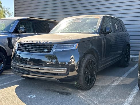 Used 2025 Land Rover Range Rover SE AWD/4WD image 2