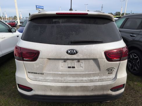 Used 2020 Kia Sorento LX w/ LX I4 Convenience Package image 3