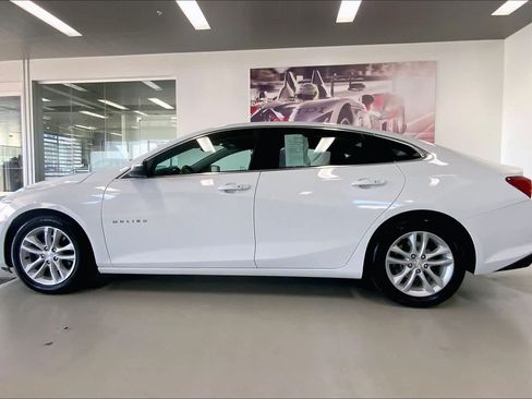 Used 2017 Chevrolet Malibu LT FWD image 3