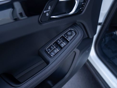 Certified 2026 Porsche Macan Turbo AWD/4WD image 19