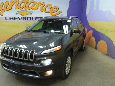 Used 2016 Jeep Cherokee Limited w/ Luxury Group AWD/4WD image 4
