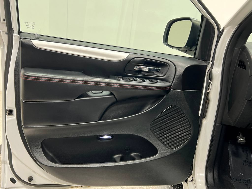 Used 2016 Dodge Grand Caravan R/T FWD image 14