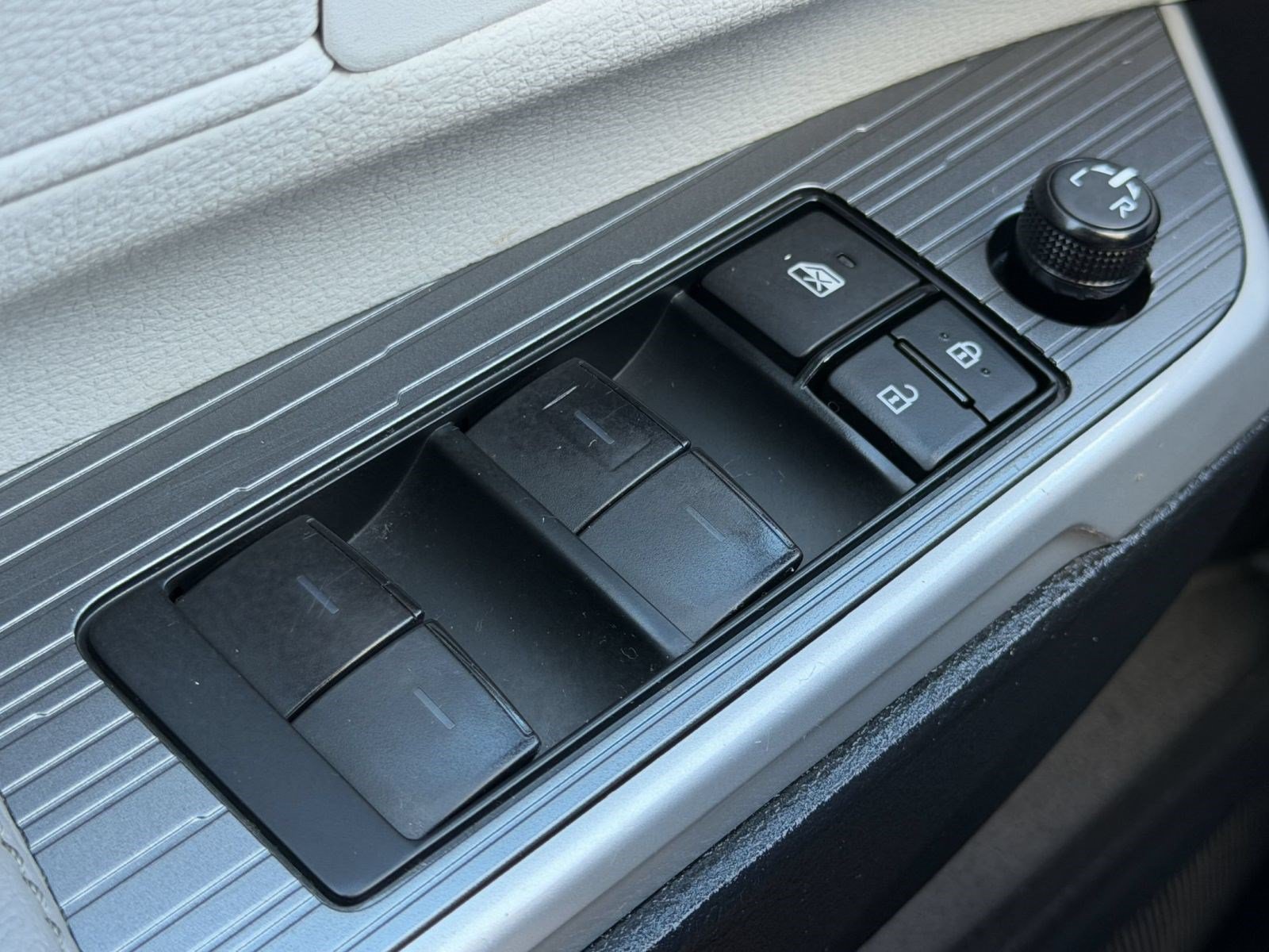 Used 2025 Toyota Sienna XLE FWD image 30