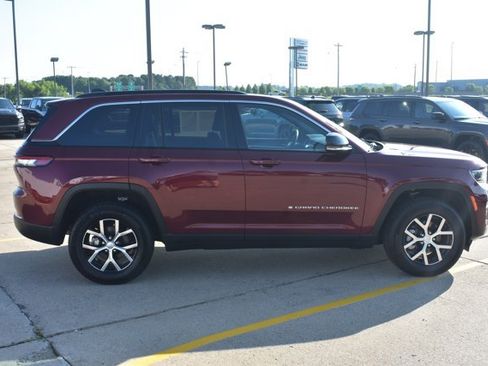 Used 2025 Jeep Grand Cherokee Limited RWD image 4
