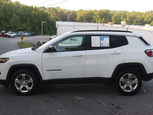 Used 2024 Jeep Compass Latitude AWD/4WD image 4