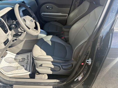Used 2017 Kia Soul EV + image 3