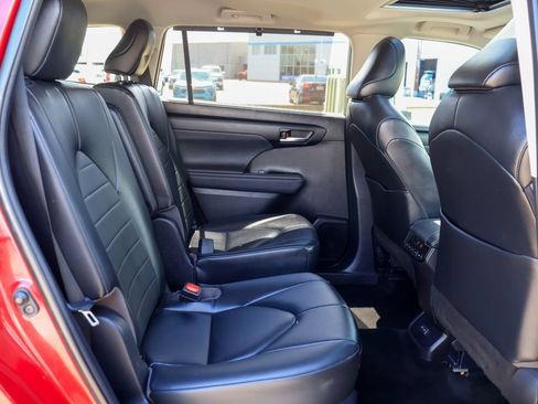Used 2023 Toyota Highlander XLE AWD/4WD image 11