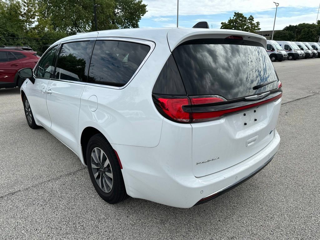 Used 2024 Chrysler Pacifica Limited FWD image 9