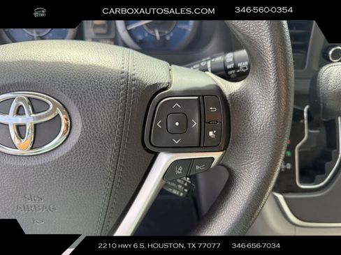 Used 2020 Toyota Sienna LE w/ Carpet Mat Package image 13
