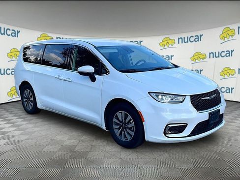 Used 2023 Chrysler Pacifica Touring-L FWD image 1