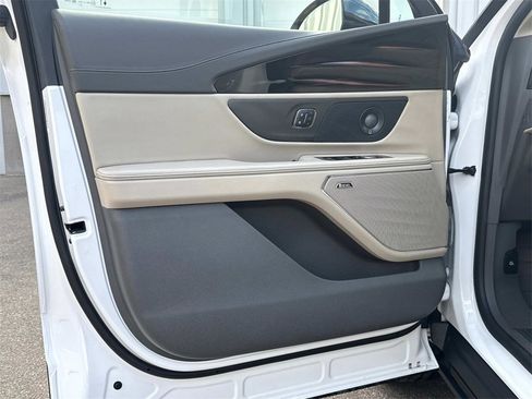 Used 2025 Lincoln Nautilus Reserve w/ Jet Appearance Package image 18