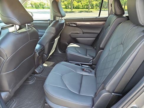 Used 2025 Toyota Highlander Platinum AWD/4WD image 18