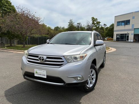 Used 2012 Toyota Highlander SE w/ Tow Pkg image 2
