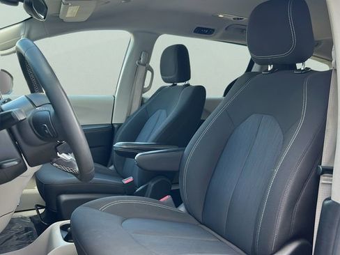 Used 2023 Chrysler Voyager LX image 15