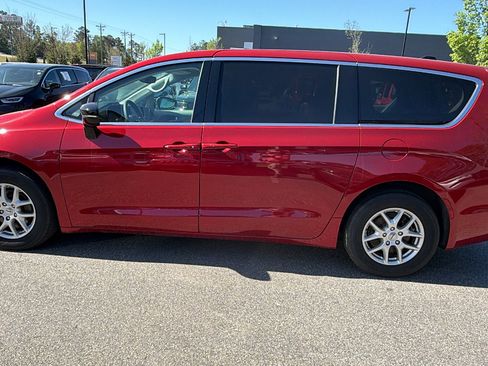 Used 2024 Chrysler Pacifica Touring-L FWD image 11