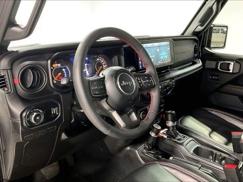Used 2024 Jeep Wrangler Unlimited Rubicon w/ Convenience Group AWD/4WD image 16