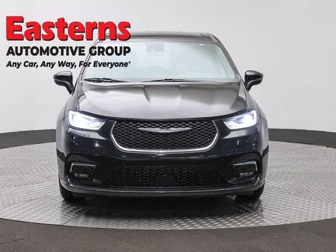 Used 2023 Chrysler Pacifica Touring-L FWD image 2