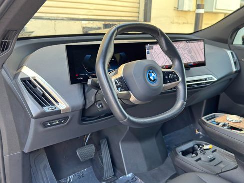 Used 2022 BMW iX xDrive50 w/ Premium Package AWD/4WD image 13