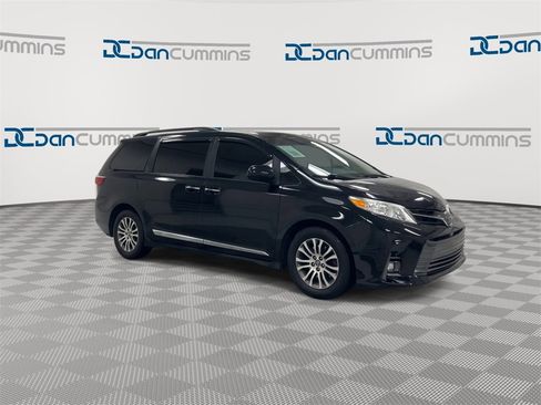 Used 2018 Toyota Sienna XLE w/ XLE Navigation Package image 2