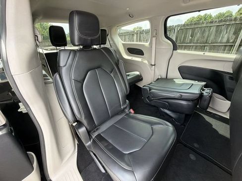 Used 2023 Chrysler Pacifica Touring-L FWD image 29