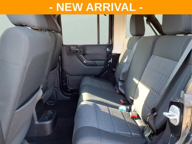 Used 2012 Jeep Wrangler Unlimited Rubicon w/ Connectivity Group AWD/4WD image 9