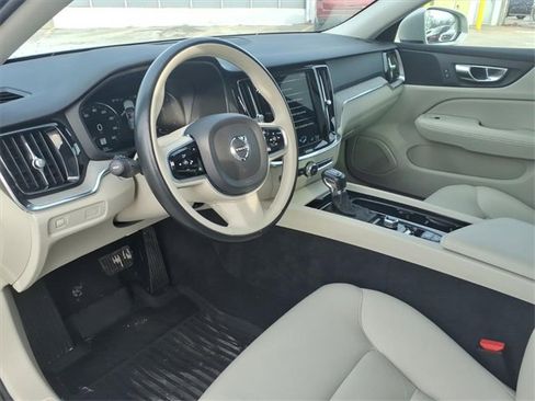 Used 2021 Volvo V60 T5 Cross Country image 8