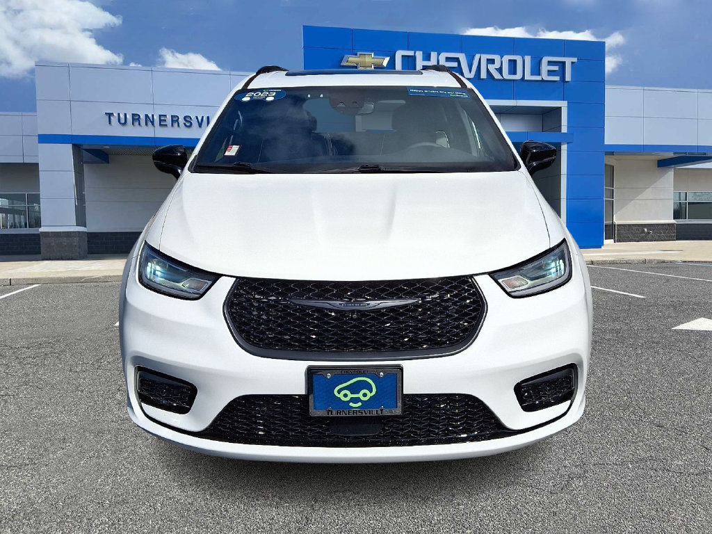 Used 2023 Chrysler Pacifica Limited w/ S Appearance Package FWD image 2