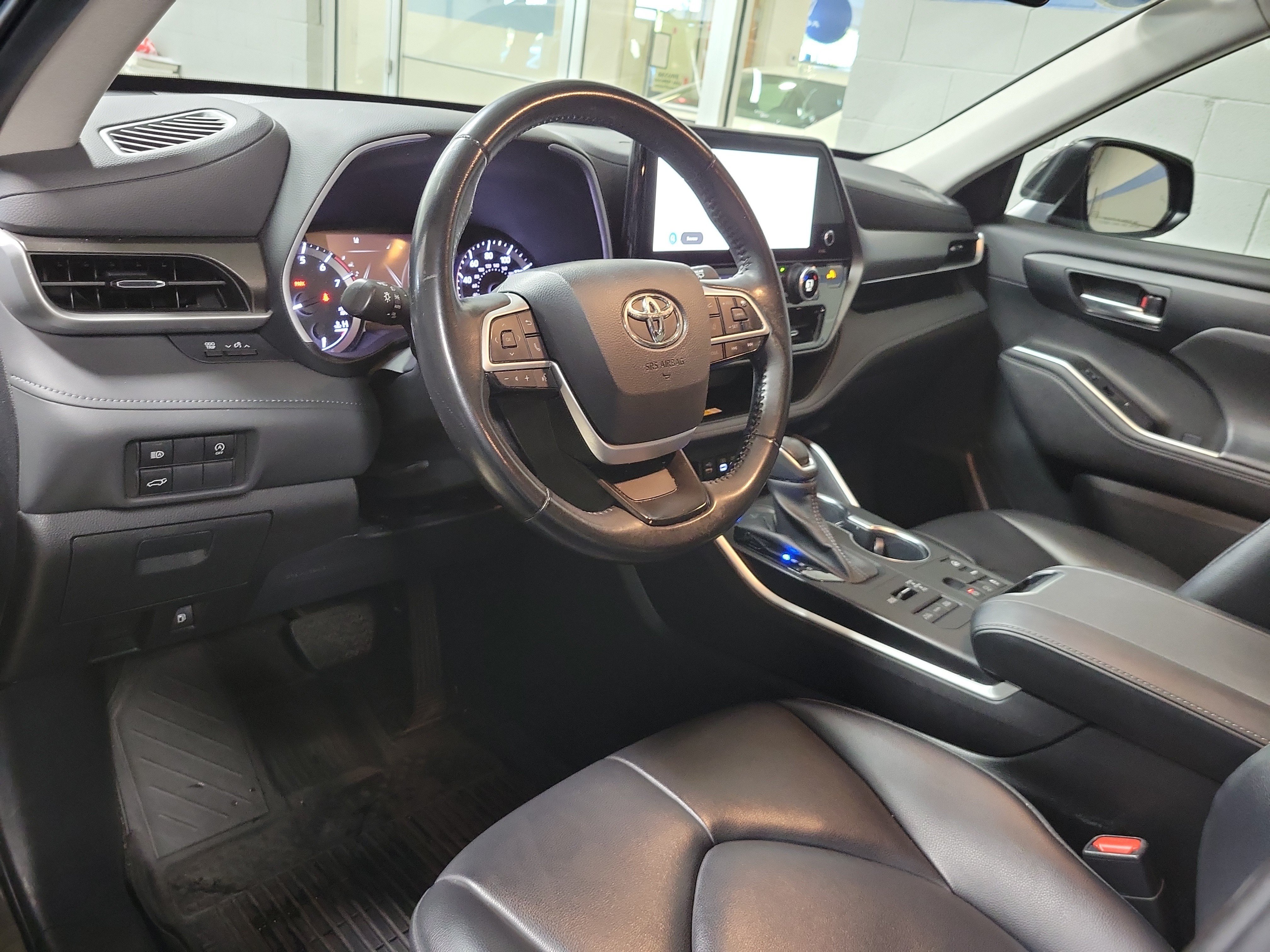 Used 2023 Toyota Highlander XLE AWD/4WD image 11