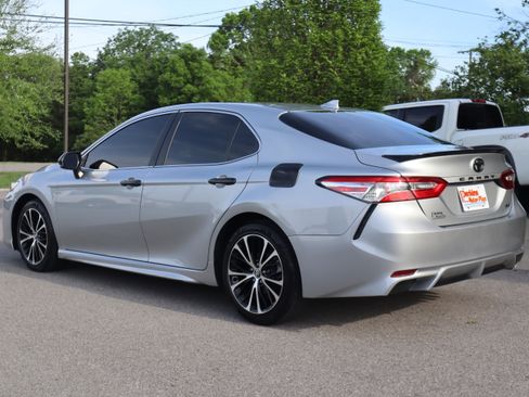 Used 2020 Toyota Camry SE image 9