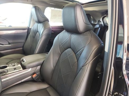 New 2026 Toyota Highlander Platinum image 15