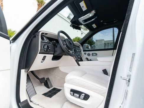 Used 2022 Rolls-Royce Cullinan Black Badge w/ Dark Exterior Package AWD/4WD image 22